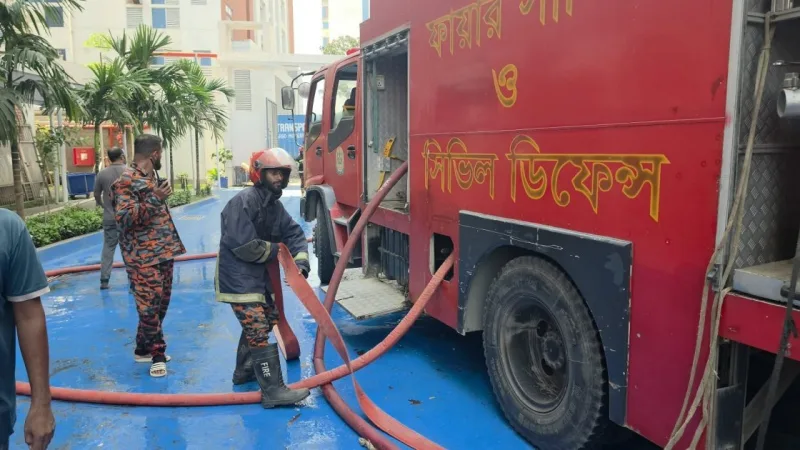 টঙ্গীতে ওষুধ কারখানায় আগুন; ১৪ ইউনিট কাজ করছে, ঝুঁকিতে ফায়ার ফাইটাররা