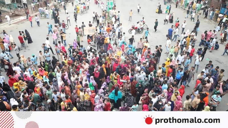 ৩০ হাজার টাকা বেতনের দাবিতে মিরপুর ১ী অবরোধ