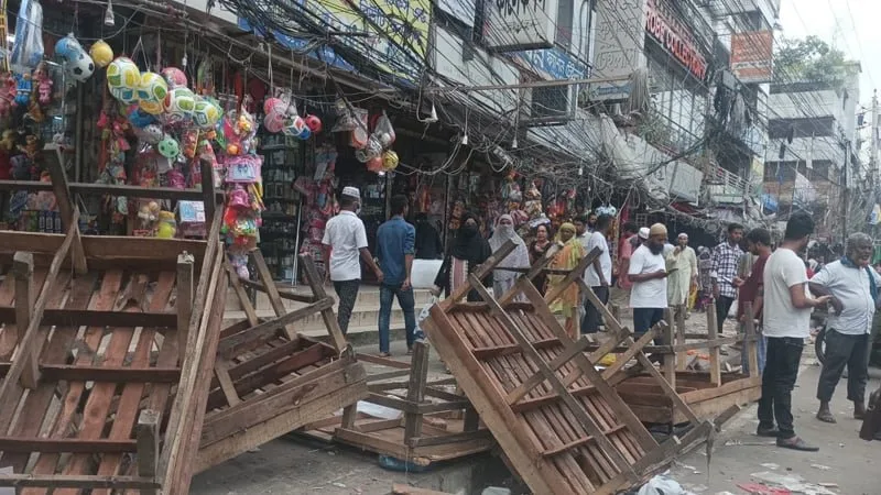 মিরপুর-১-এ ডিএনসিসির আড়াই ঘণ্টার উচ্ছেদ অভিযান, ২ হাজার দোকান সরানো, হকাররা অর্ধঘণ্টা পর পুনরায় বসেন
