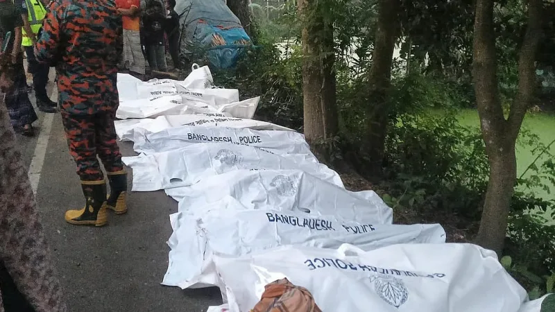 নাটোরে বাস-ট্রাক ধাক্কায় ১৩ নিহত, ২৫ আহত