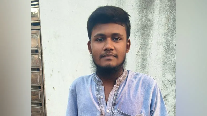 বিদ্যুৎস্পৃষ্টে দুই হাত হারান রাব্বি, পা দিয়ে জিপিএ-৫ পেলেন