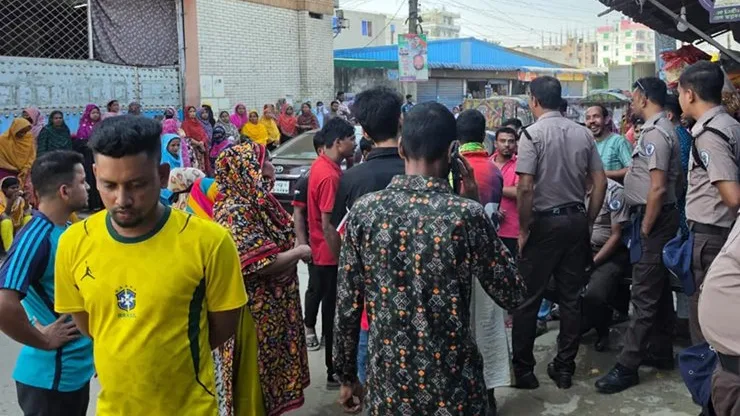 লাকি স্টার গার্মেন্টসে বকেয়া বেতন না দিলে শ্রমিকরা সড়ক অবরোধ