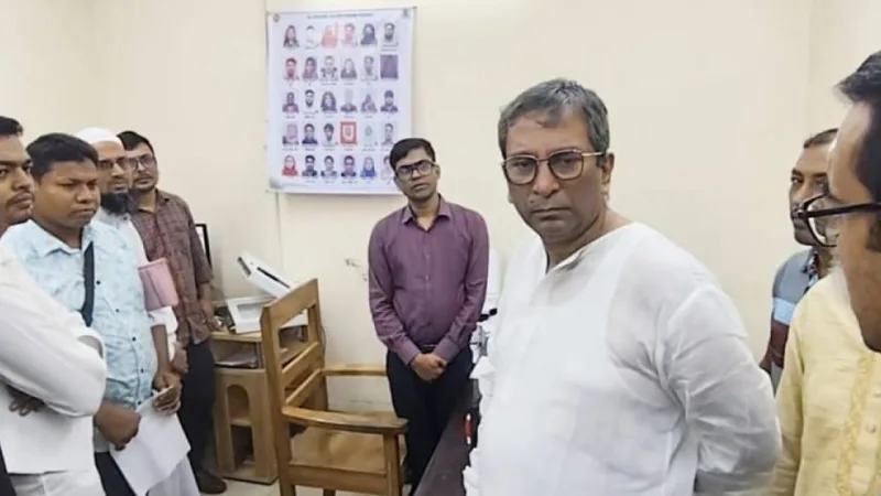 চাঁদপুর পাসপোর্ট অফিসে এমপি মানিকের ঝটিকা, ৩ দালাল আটক