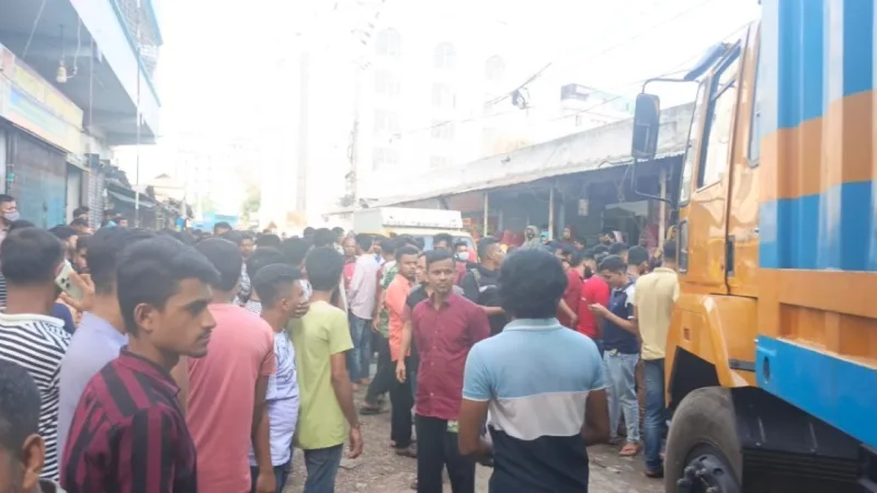 দুর্গাপূজার ছুটিসহ বিভিন্ন দাবিতে কোনাবাড়ীতে পোশাক শ্রমিকদের সড়ক অবরোধ