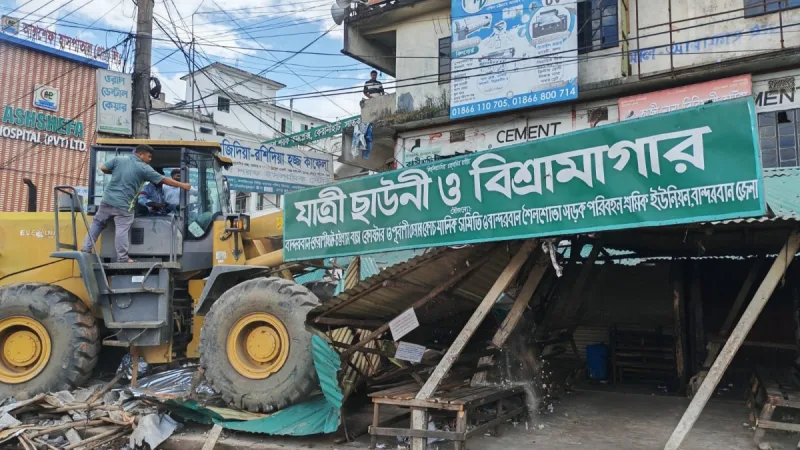 কেরানীহাটে অবৈধ দোকান উচ্ছেদ অভিযান: স্থানীয়রা বললেন, কষ্ট বেশি লাভ কম