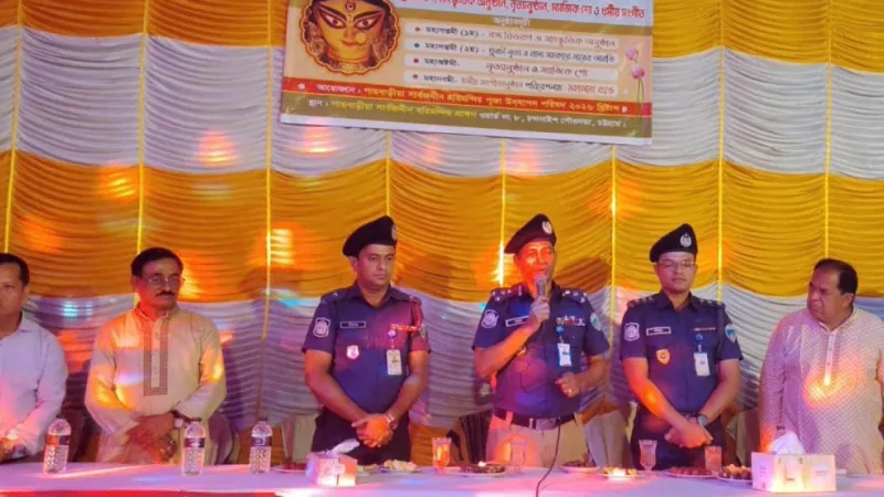 চট্টগ্রাম ও ময়মনসিংহ রেঞ্জের ডিআইজি দুর্গাপূজা মণ্ডপে নিরাপত্তা পরিদর্শন