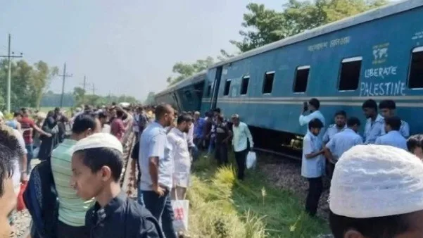 কর্ণফুলি কমিউটারের ইঞ্জিন ও তিন বগি লাকসামে উটল, ঢাকা-চট্টগ্রাম আপ লাইন বন্ধ