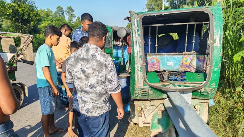 নরসিংদি ও ভোলায় সিএনজি অটো রিকশা মুখোমুখি সংঘর্ষে ১ মৃত্যু, বহু আহত