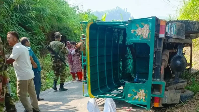 সাজেকফেরত পর্যটকবাহী চাঁদের গাড়ি দুর্ঘটনাগ্রস্ত, সাতজন আহত