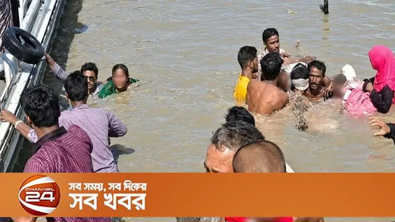 ফেরির ধাক্কায় পন্টুনের র্যাম্প ক্ষতিগ্রস্ত, শিশুসহ যাত্রীরা নদীতে পড়েন