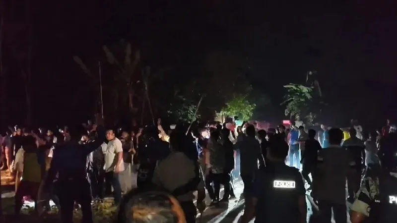 গোপালগঞ্জে ফুটবল খেলাকে কেন্দ্র করে গ্রামবাসীদের সংঘর্ষ, ৫ পুলিশসহ ২৫-৩০ জন আহত