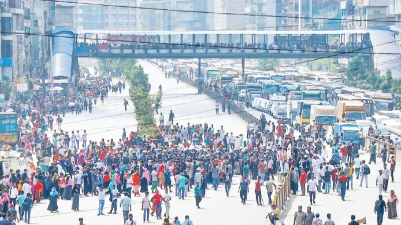 গাজীপুর ও উত্তরায় পোশাক কারখানার শ্রমিকরা বকেয়া বেতন ও মজুরি বৃদ্ধির দাবিতে সড়ক অবরোধ