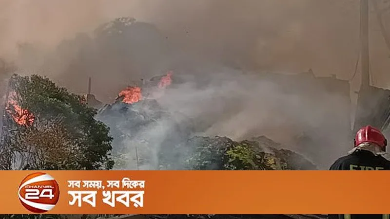 গাজীপুরের কোনাবাড়িতে দুটি অগ্নিকাণ্ডে তিনটি ঝুট গুদাম জ্বলি, ৫০ লাখ টাকার ক্ষতি