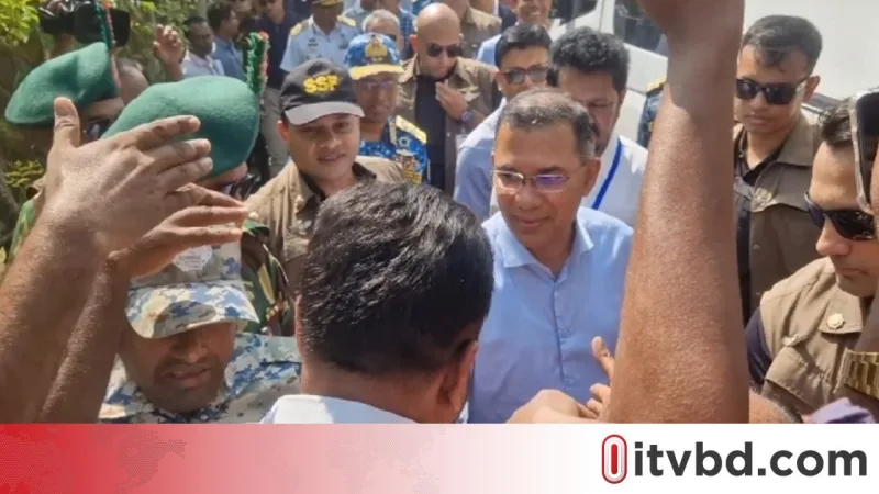 প্রধানমন্ত্রী থামিয়ে গাড়ি, মোংলা সফরে লোকজনের সঙ্গে সাক্ষাৎ ও প্রকল্প পরিদর্শন