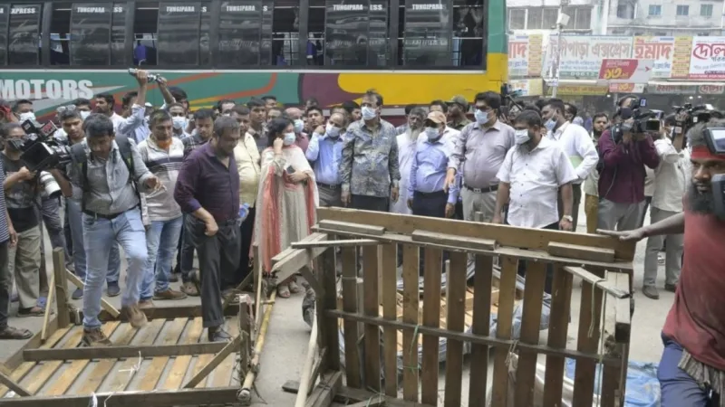 ডিএসসিসি গুলিস্তানে শতাধিক অবৈধ দোকান উচ্ছেদ, হকারদের কঠোর সতর্কতা