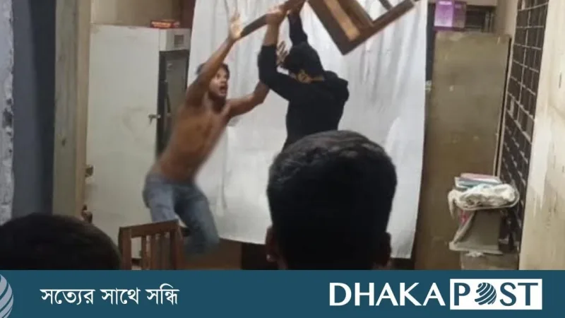 লক্ষ্মীপুর সদর হাসপাতালে স্বেচ্ছাসেবক দল নেতার ওপর ছাত্রদল নেতার আক্রমণ, ভিডিও ভাইরাল