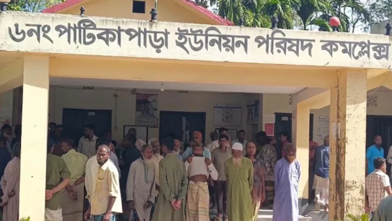 লালমনিরহাটের হাতীবান্ধা এলাকায় সারের দাবিতে কৃষকরা মহাসড়ক অবরোধ