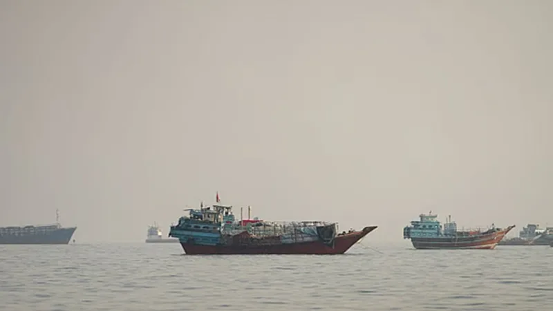 হরমুজ প্রণালীতে জাহাজে আগুন, সম্ভাব্য হামলা সন্দেহ