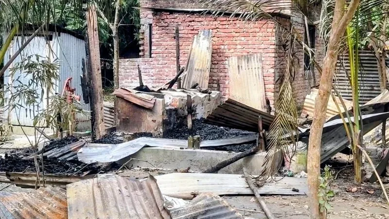 মাদারীপুরে হত্যার জেরে অর্ধশতাধিক বাড়িতে ভাঙচুর, অগ্নিসংযোগ ও বোমা বিস্ফোরণ