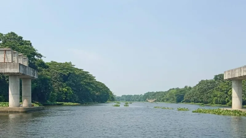 নড়াইলের ফেডি বাজার ঘাটে অসম্পূর্ণ সেতু ১০০,০০০ মানুষের দৈনন্দিন যাত্রা কঠিন করে