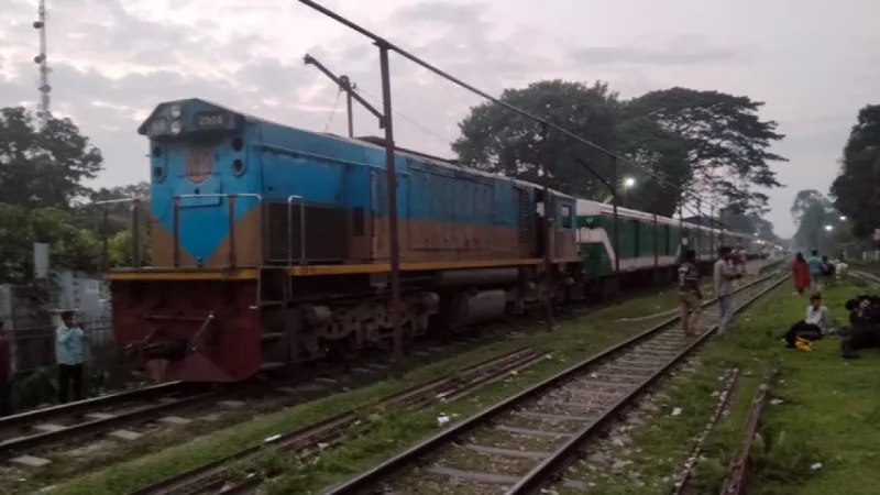 ইঞ্জিন বিকল হয়ে কিশোরগঞ্জ স্টেশনে আটকে ঢাকাগামী ট্রেন, শিডিউল বিপর্যয়ের আশঙ্কা