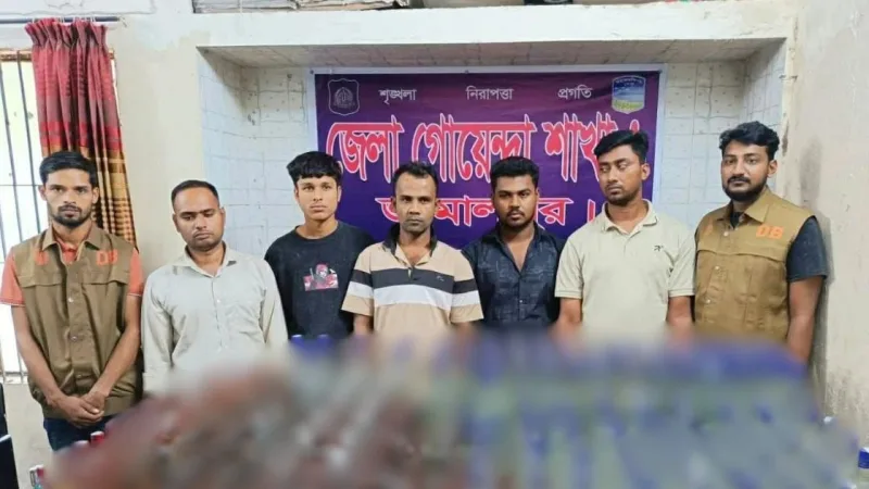জামালপুরের বকশীগঞ্জে ২১৭ বোতল ভারতীয় মদ জব্দ, ছাত্রদল নেতাসহ ৫জন গ্রেপ্তার