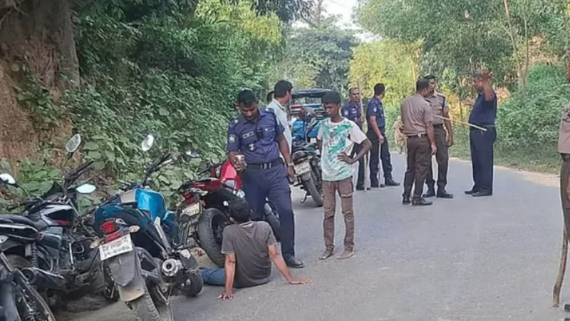 কক্সবাজারে ঈদগাঁও-ঈদগড় সড়কে ৫০-৬০ যানবাহনে অস্ত্রধারী ডাকাতদের লুটপাট