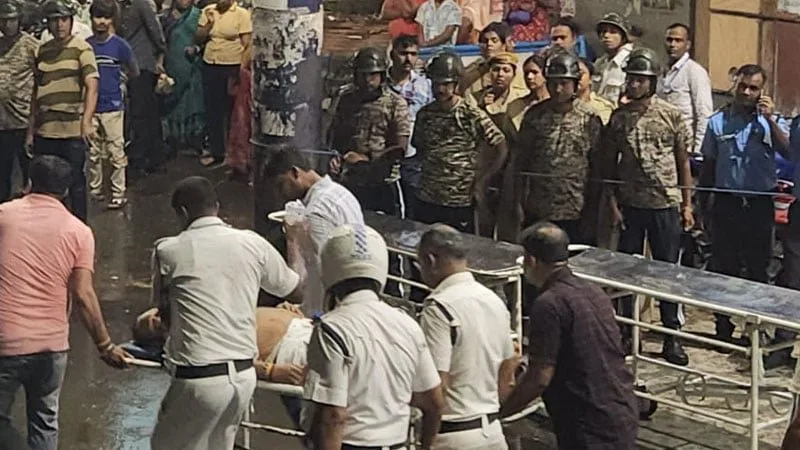 কলকাতার দুর্গাপূজা মণ্ডপে পদদলনে ১৭ নিহত, আহত ২৫‑৩৫
