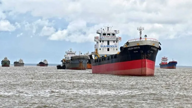 কর্ণফুলিতে কার্গো জাহাজের ধাক্কায় ট্রলার ডুবে দুই জেলে নিখোঁজ, শিকল ধরে বেঁচে গেলেন একজন