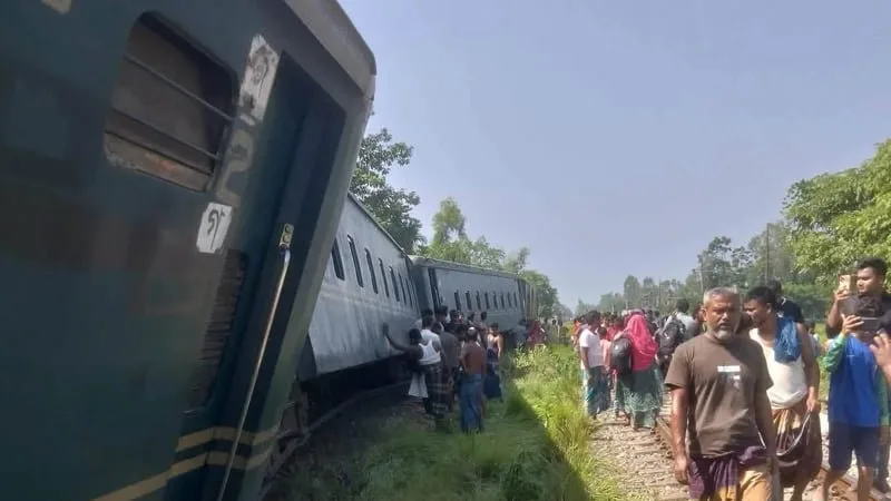 কুমিল্লা লাকসামে কর্ণফুলী ট্রেনের তিন বগি লাইনচ্যুত, আপলাইনে চলাচল বন্ধ