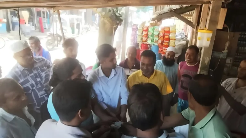 টাঙ্গাইলের দুই বন্ধুর সততা: কুড়িয়ে পাওয়া ৮০ হাজার টাকা মাইকিং করে মালিকের হাতে ফেরত