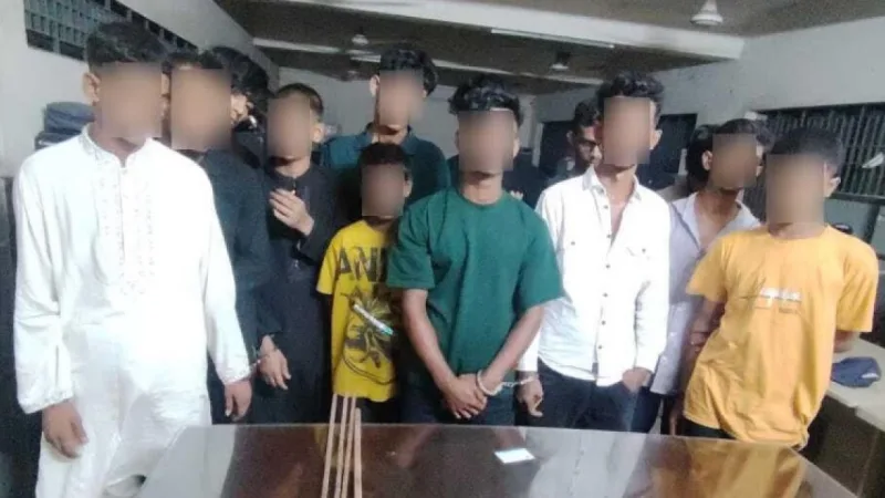 মোহাম্মদপুরে ১৩ ছিনতাইকারী গ্রেফতার, অস্ত্র ও ফোন উদ্ধার
