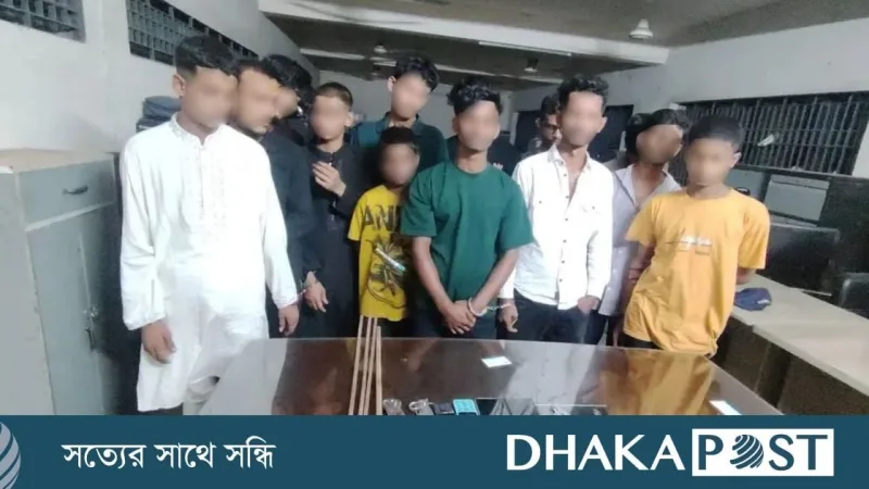 মোহাম্মদপুরে বিশেষ অভিযানে ১৩ ছিনতাইকারী গ্রেপ্তার, উদ্ধার ৪ মোবাইল ও অস্ত্র