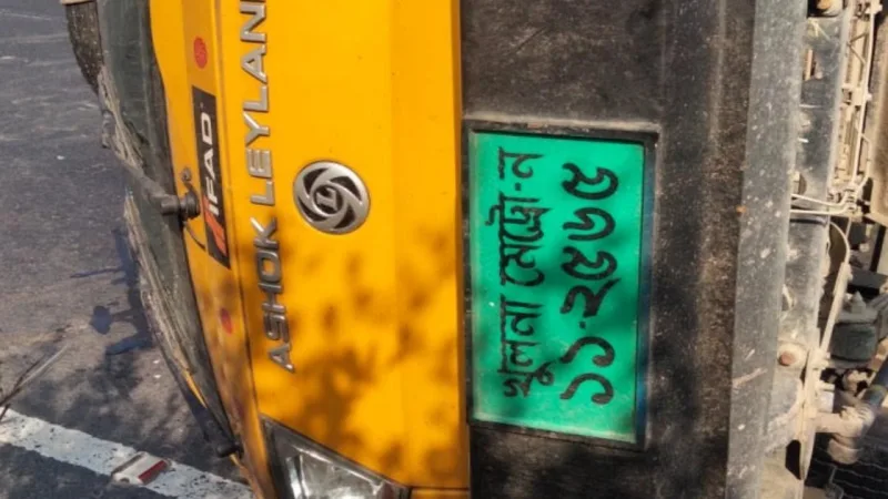 গোপালগঞ্জের মুকসুদপুরে মাছবাহী পিকআপের ধাক্কায় বাবা-মেয়ে নিহত