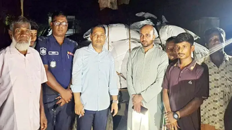 নওগাঁয় ১২০ বস্তা সার আটকালেন স্থানীয়রা, পরে জব্দ করলো প্রশাসন