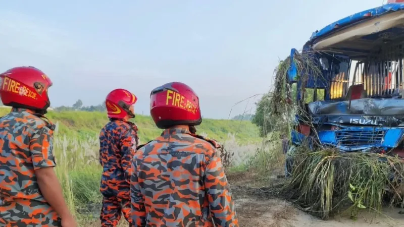 ঢাকা-মাওয়া এক্সপ্রেসওয়েতে বাস খাদে পড়ে, নিহত ৩, আহত ১৬