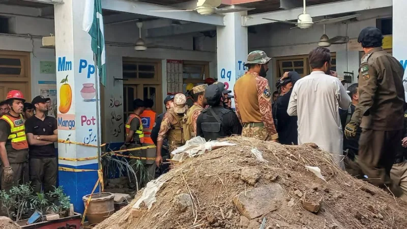 পেশোয়ার দোতলা স্কুলের ছাদ ধসে ২৮ শিশু ও ২ শিক্ষক নিহত