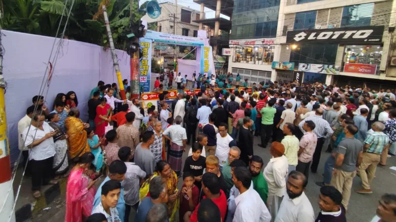 জেএমসেন হলের সামনে প্রধানমন্ত্রীকে একনজর দেখতে উৎসুক জনতার ভিড়