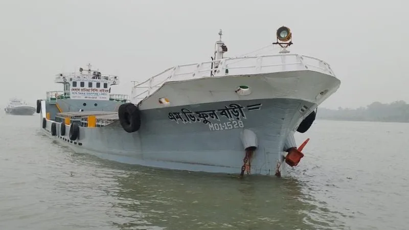 মঙ্গলা বন্দরে ট্যাংকারের ধাক্কায় কোয়ালাবোঝাই জাহাজ ডুবে, ৯ নাবিক বেঁচে গেল