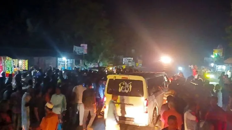 গোল্ডেনলাইন বাসের ধাক্কায় থাকুরগাঁওতে ১৪ বছর বয়সী কিশোরীর মৃত্যু