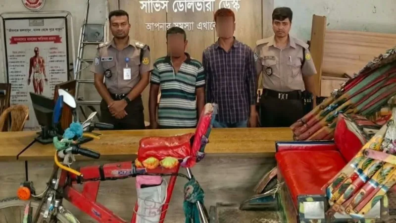 উত্তরা পশ্চিম থানায় অটোরিকশা ব্যবহারকারী দুই ছিনতাইকারী গ্রেফতার