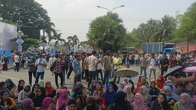 শের-ই-বাংলা কৃষি বিশ্ববিদ্যালয় ছাত্রদের আগারগাঁও প্রতিবাদে ঢাকা ট্র্যাফিক বন্ধ