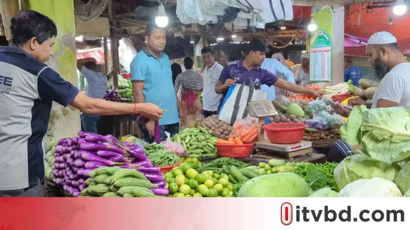রাজধানীর কাঁচাবাজারে শীতকালীন সবজি ও মুরগির দাম বৃদ্ধি