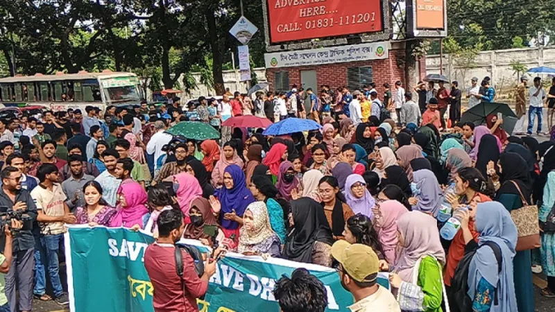 শেরেবাংলা কৃষি বিশ্ববিদ্যালয় শিক্ষার্থীরা সচিবালয় নির্মাণে প্রতিবাদে সড়ক অবরোধ