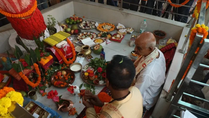 ঢাকেশ্বরী মন্দিরে ষষ্ঠী বিহিত পূজা ও রাজশাহীর চকলেটের কয়েনের বিশেষ সাজ