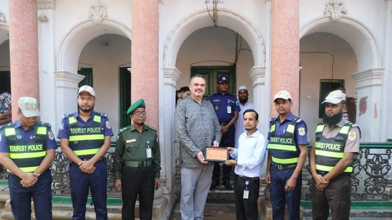 সোনারগাঁয়ে পানাম নগরী ও কারুশিল্প জাদুঘর পরিদর্শন করলেন মার্কিন রাষ্ট্রদূত