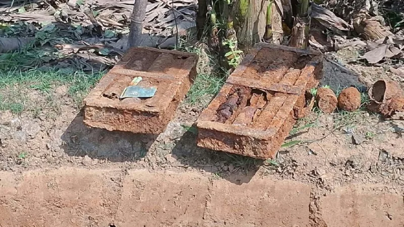 টাঙ্গাইলে মাটি খুঁড়ে মিললো ১২টি র‌কেট লঞ্চার সদৃশ বস্তু