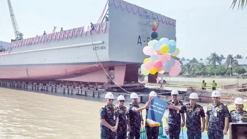 খুলনা শিপইয়ার্ডে নৌবাহিনীর তৃতীয় LCT-১০৪ চালু