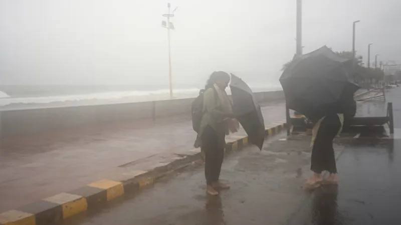 সাইক্লোন আরনাবের আগে হাজার হাজারের বেশি মানুষ স্থানান্তর, ট্রেন সেবা বাতিল