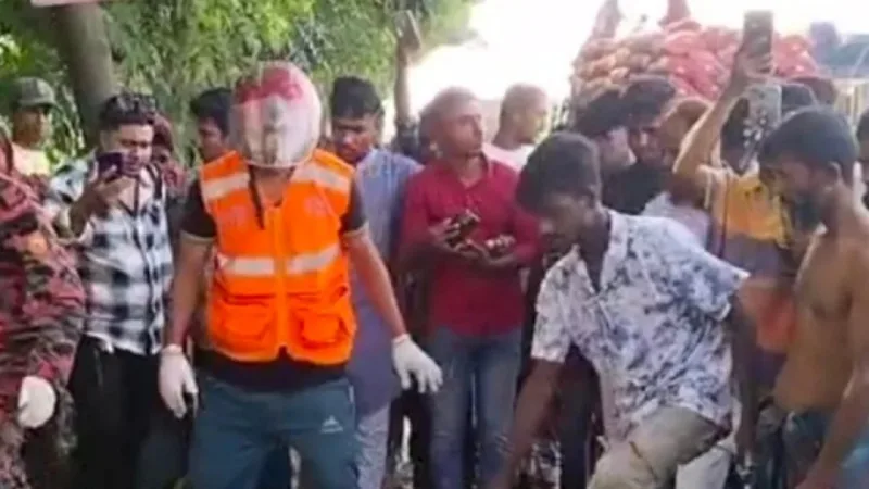 ফরিদপুরে অ্যাম্বুলেন্স-বাস সংঘর্ষে তিনজনের মৃত্যু, আহত চারজন